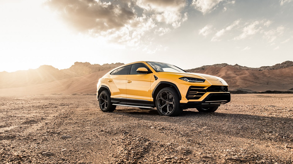 Суперкар Lamborghini Urus в пустыни.