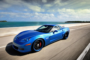 blue_corvette_driving_by_the_sea_1280x8001.jpg