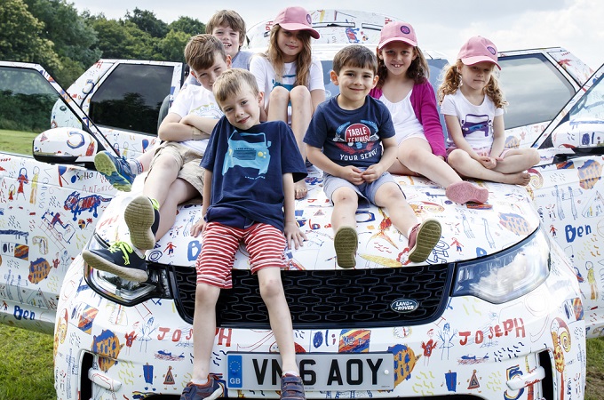 Команда Land Rover совместно с детьми разработала уникальный камуфляж для этого семейного внедорожника