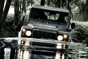 Land-Rover-Defender-Station-Wagon-3door-2011-1280x800-007.jpg