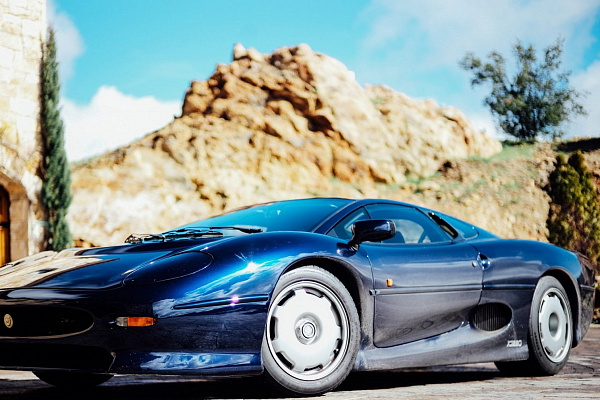 Jaguar XJ220 - Суперкар из 90-х. 